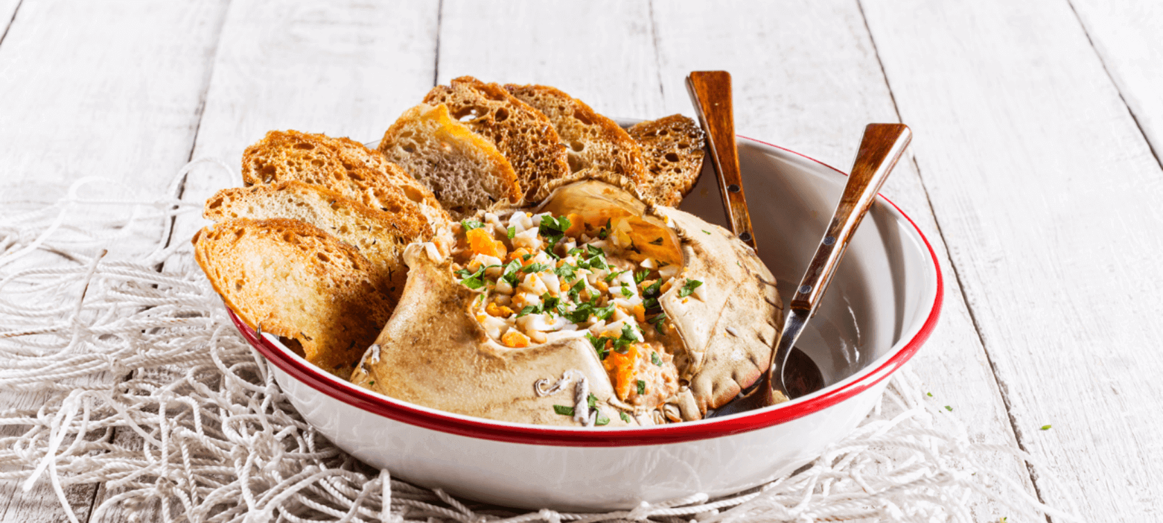 Sapateira-recheada-com-tostas-de-pão-saloio