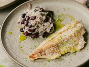 imagem de filetes de pescada com arroz de feijão