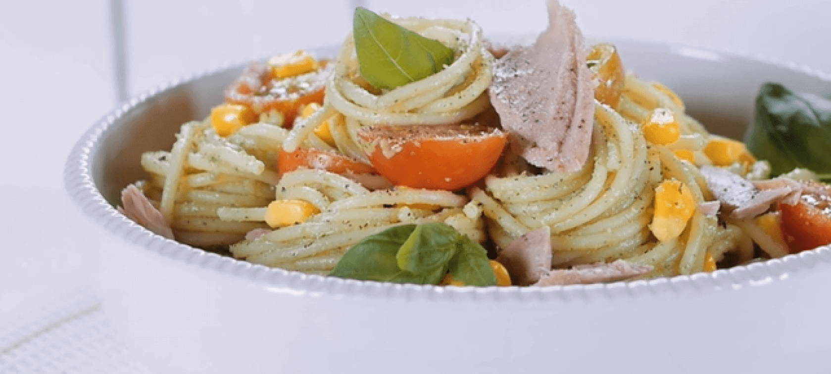 Massa-verde-com-molho-de-abacate-e-tomate-cereja