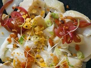 Salada de Pétalas de Bacalhau e Crumble de Broa e Farinheira