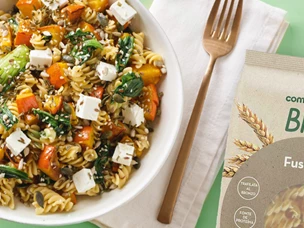 Fusilli de grão com legume salteados e queijo feta