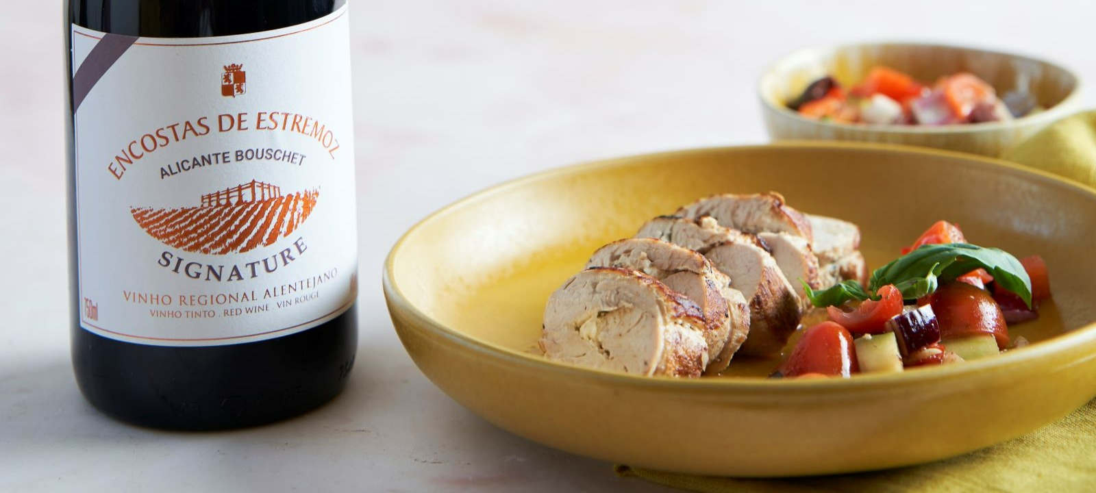 Peito de peru com feta e salada grega